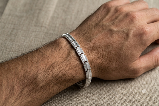 Men’s Silver-Tone Chevron Link Bracelet – Bold & Stylish Design