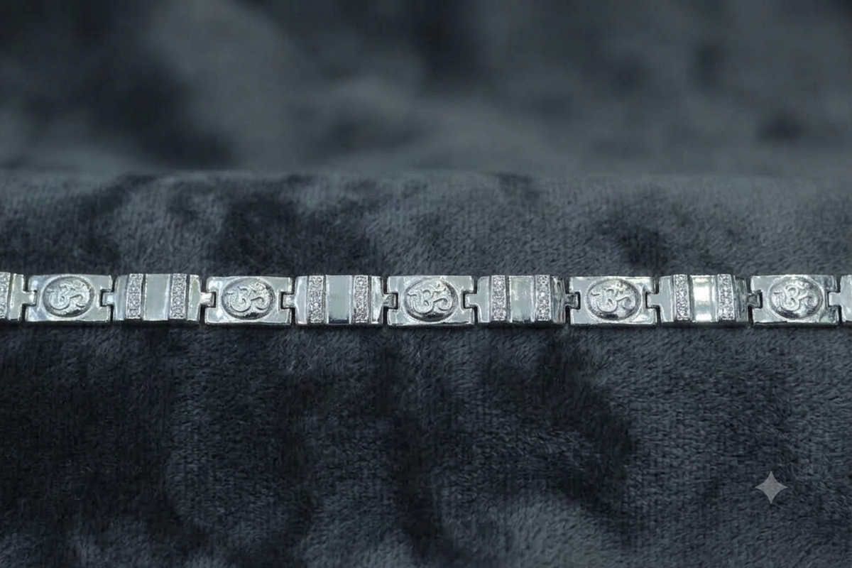 Men’s Om Symbol Silver-Tone Link Bracelet – Spiritual Elegance Desig