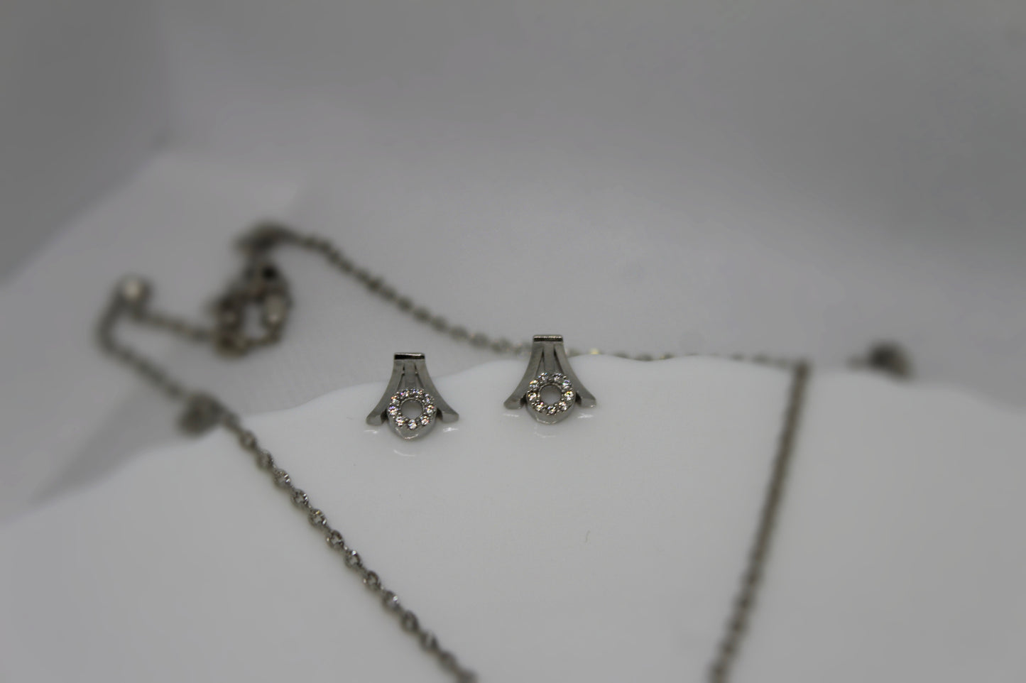 Silver chain with pendant and earrings