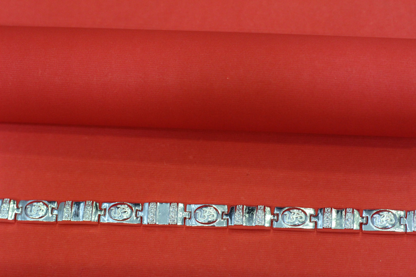 Men’s Om Symbol Silver-Tone Link Bracelet – Spiritual Elegance Desig