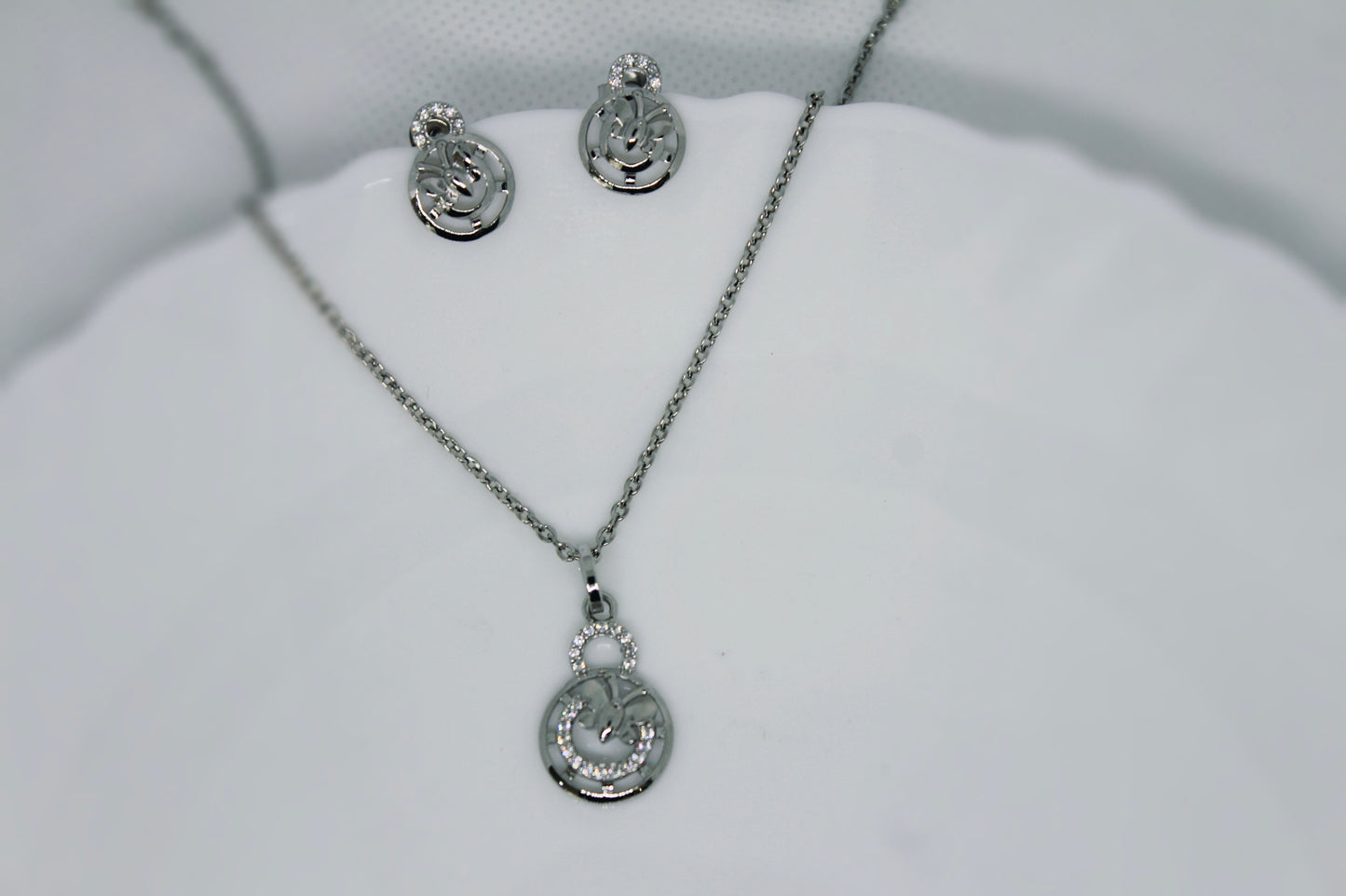 Silver chain with pendant and earrings