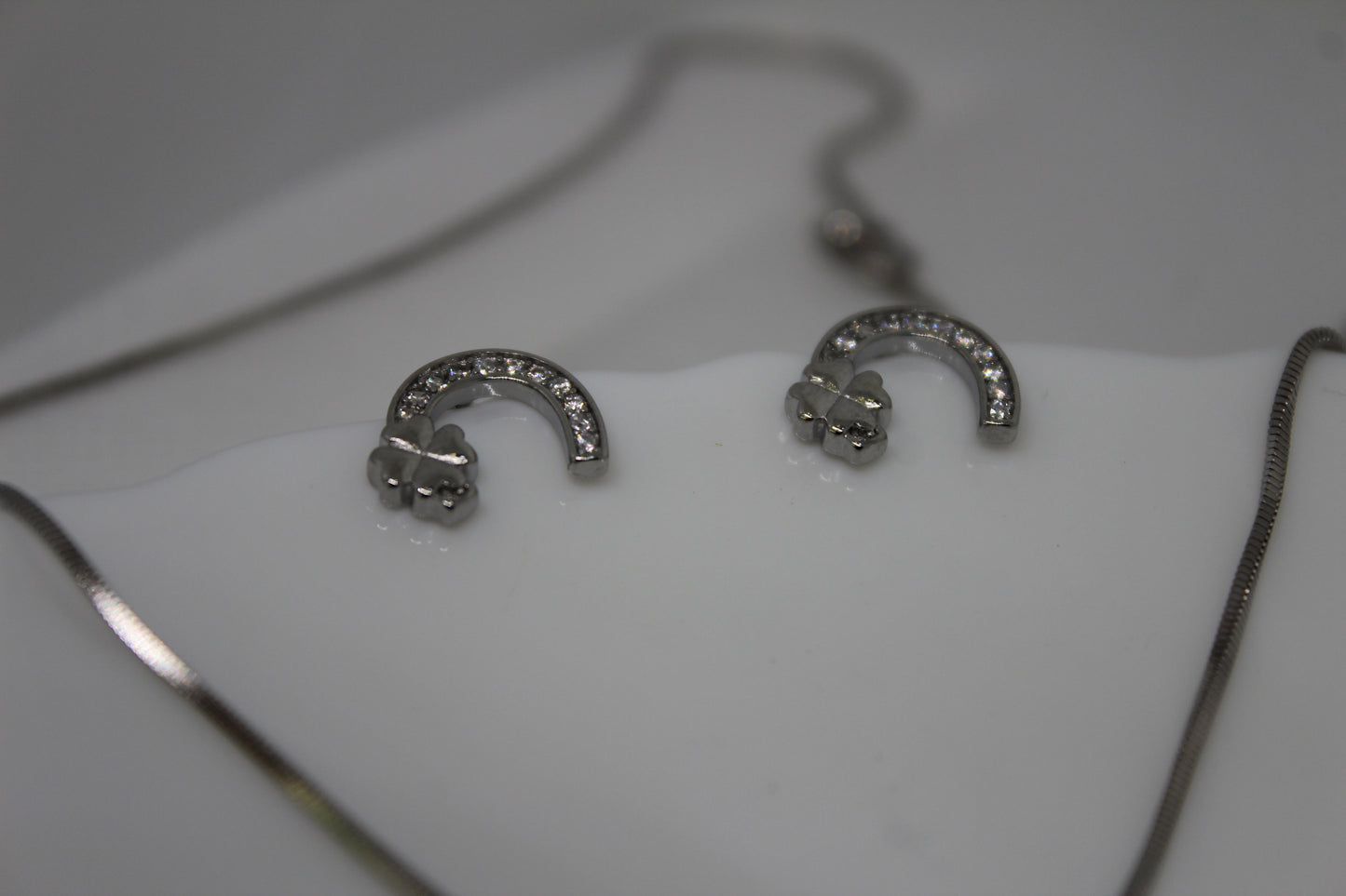 Silver chain with pendant with earrings