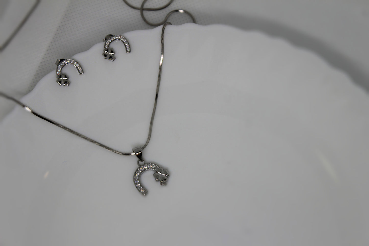 Silver chain with pendant with earrings