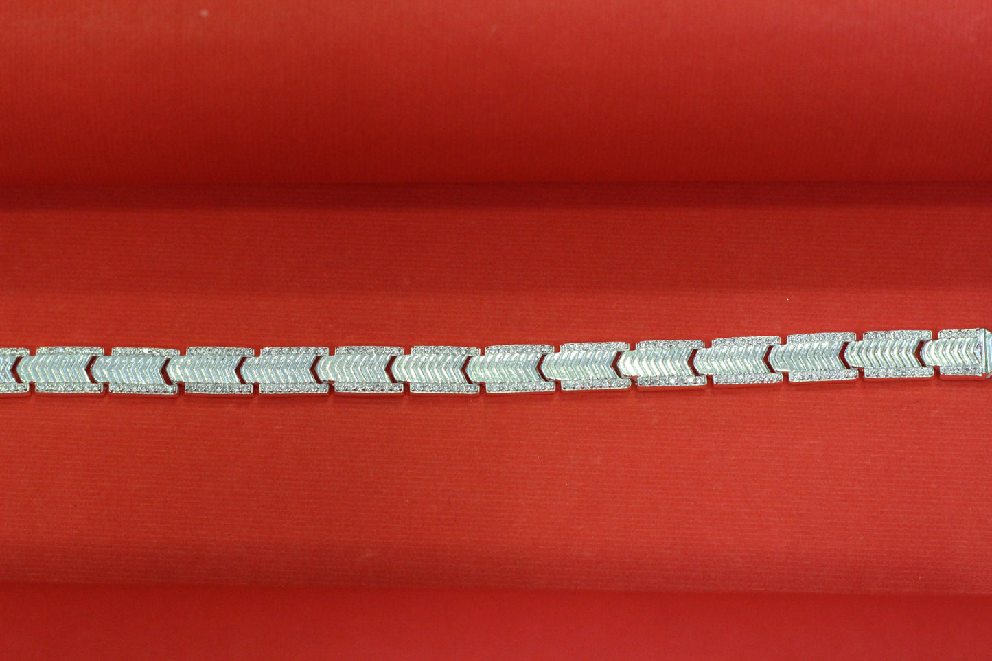 Men’s Silver-Tone Chevron Link Bracelet – Bold & Stylish Design