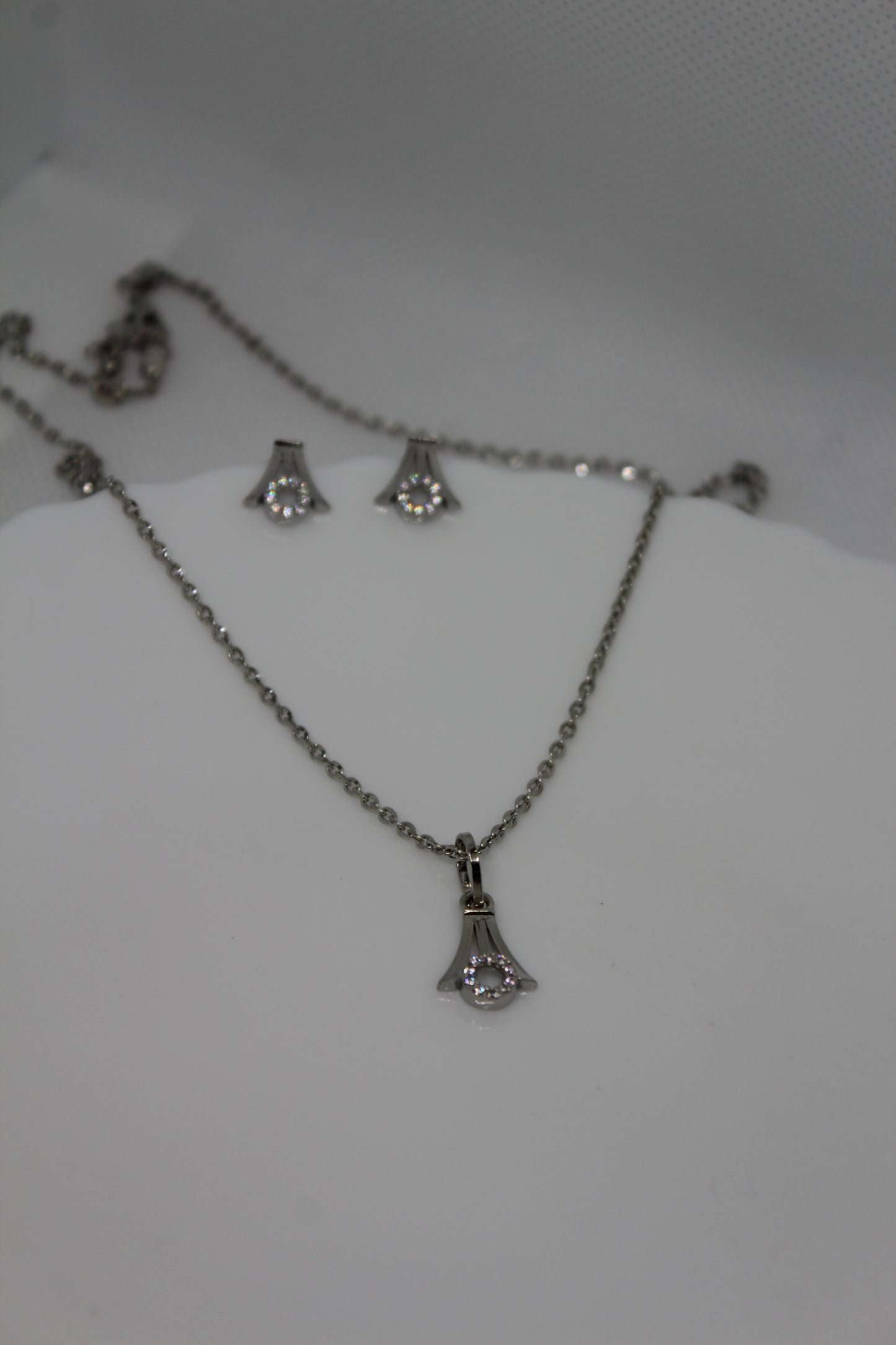 Silver chain with pendant and earrings