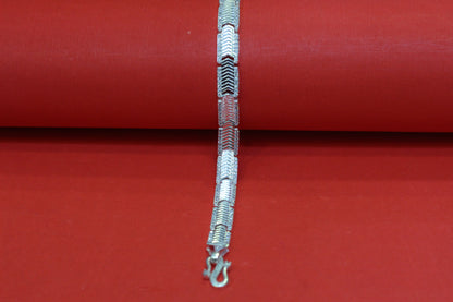 Men’s Silver-Tone Chevron Link Bracelet – Bold & Stylish Design