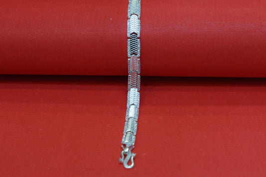 Men’s Silver-Tone Chevron Link Bracelet – Bold & Stylish Design